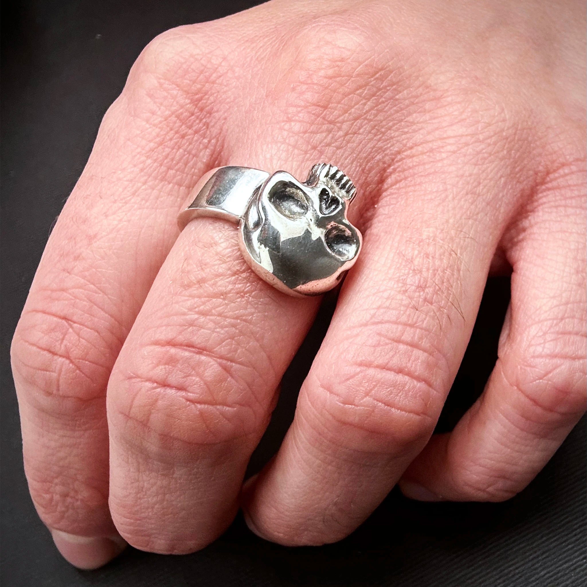 Sara Grace Jewelry anello in argento 925 teschio indossato – gioiello rock artigianale 