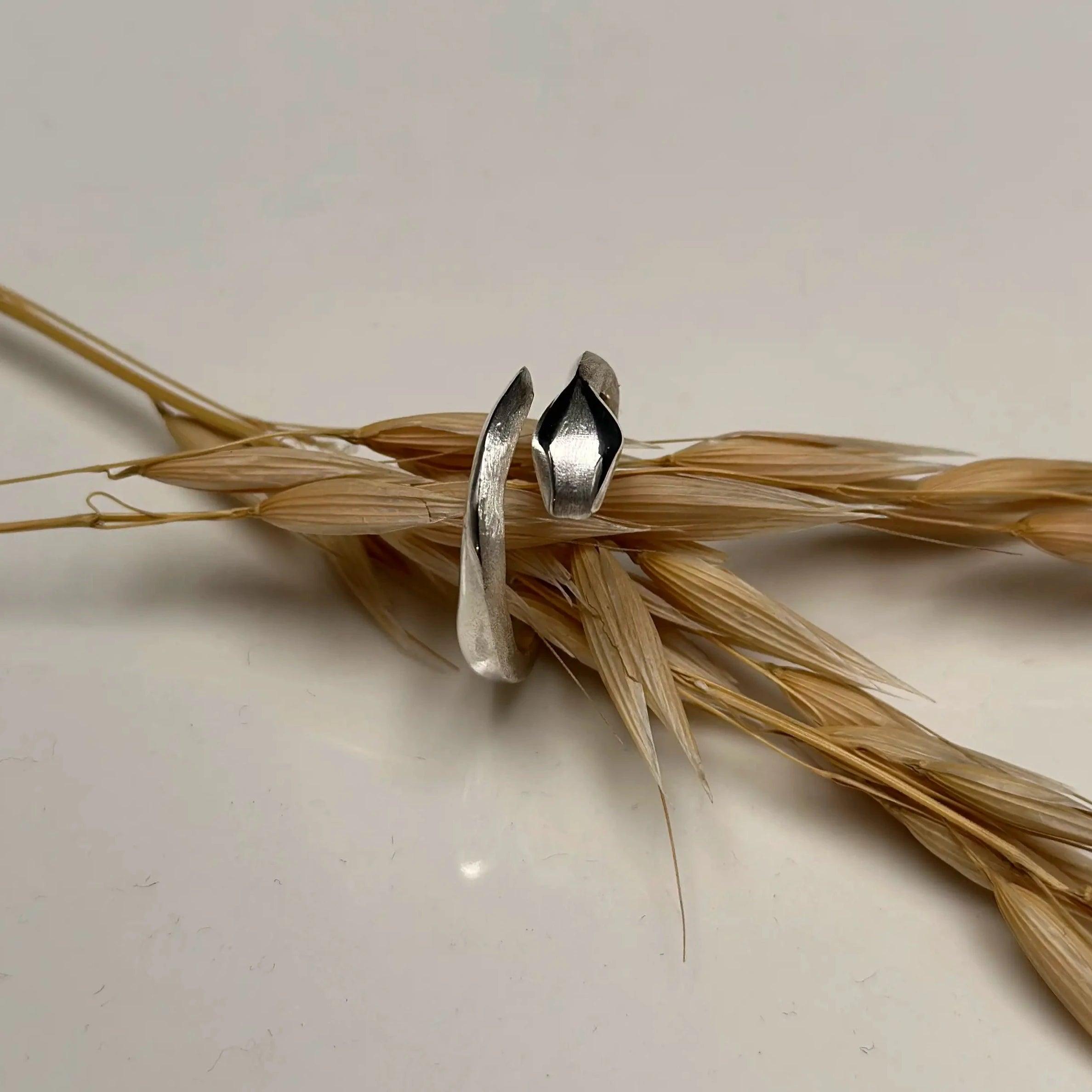 Sara Grace Jewelry anello in argento 925 serpente su spiga di grano vista dall alto – gioiello artigianale 