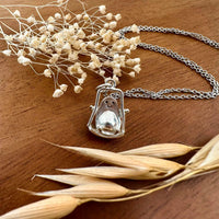 Sara Grace Jewelry ciondolo artigianale in argento 925 avocado sull altalena – gioiello divertente fatto a mano