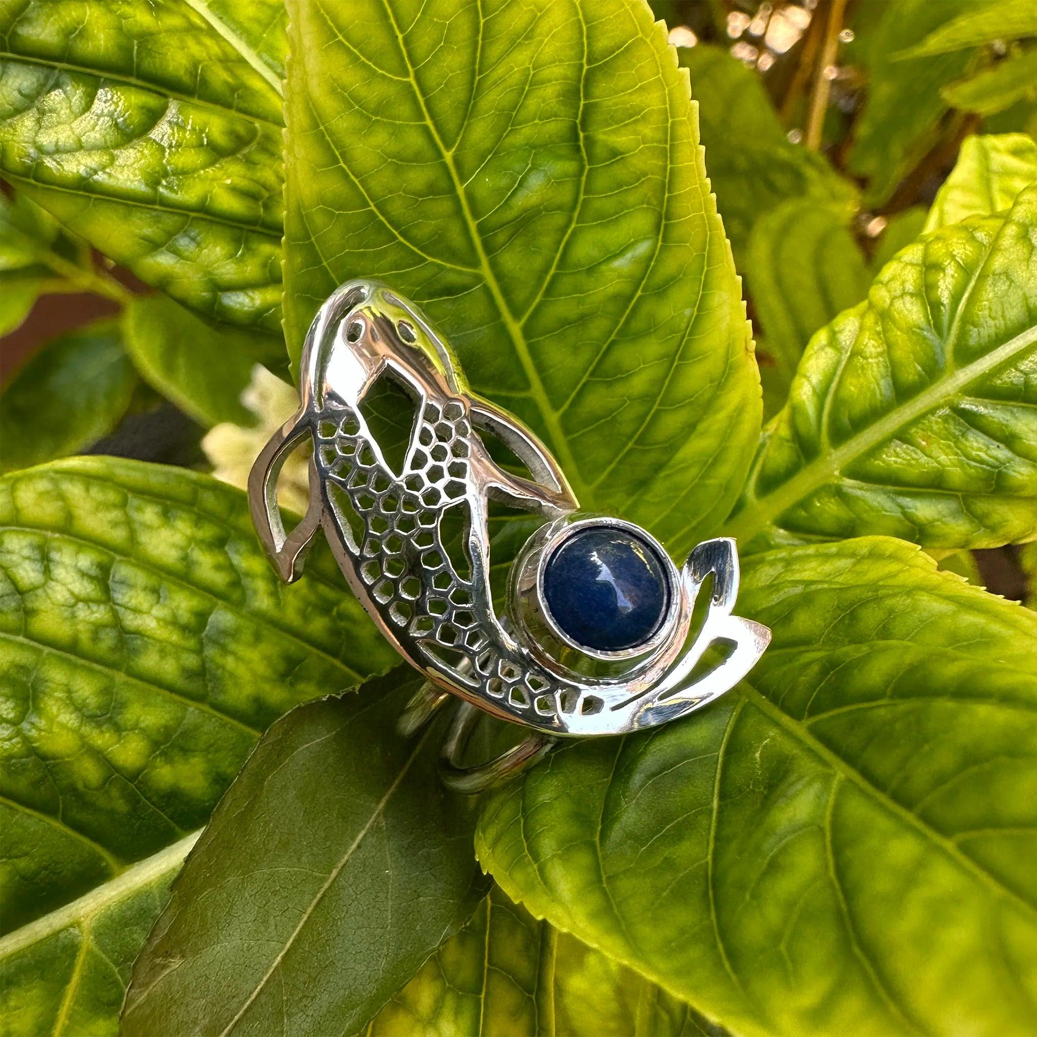 Sara Grace Jewelry anello in argento 925 a forma di carpa dettaglio frontale – gioiello artigianale 
