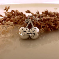 Sara Grace Jewelry ciondolo artigianale in argento 925 a forma di ciliegine – gioiello fatto a mano