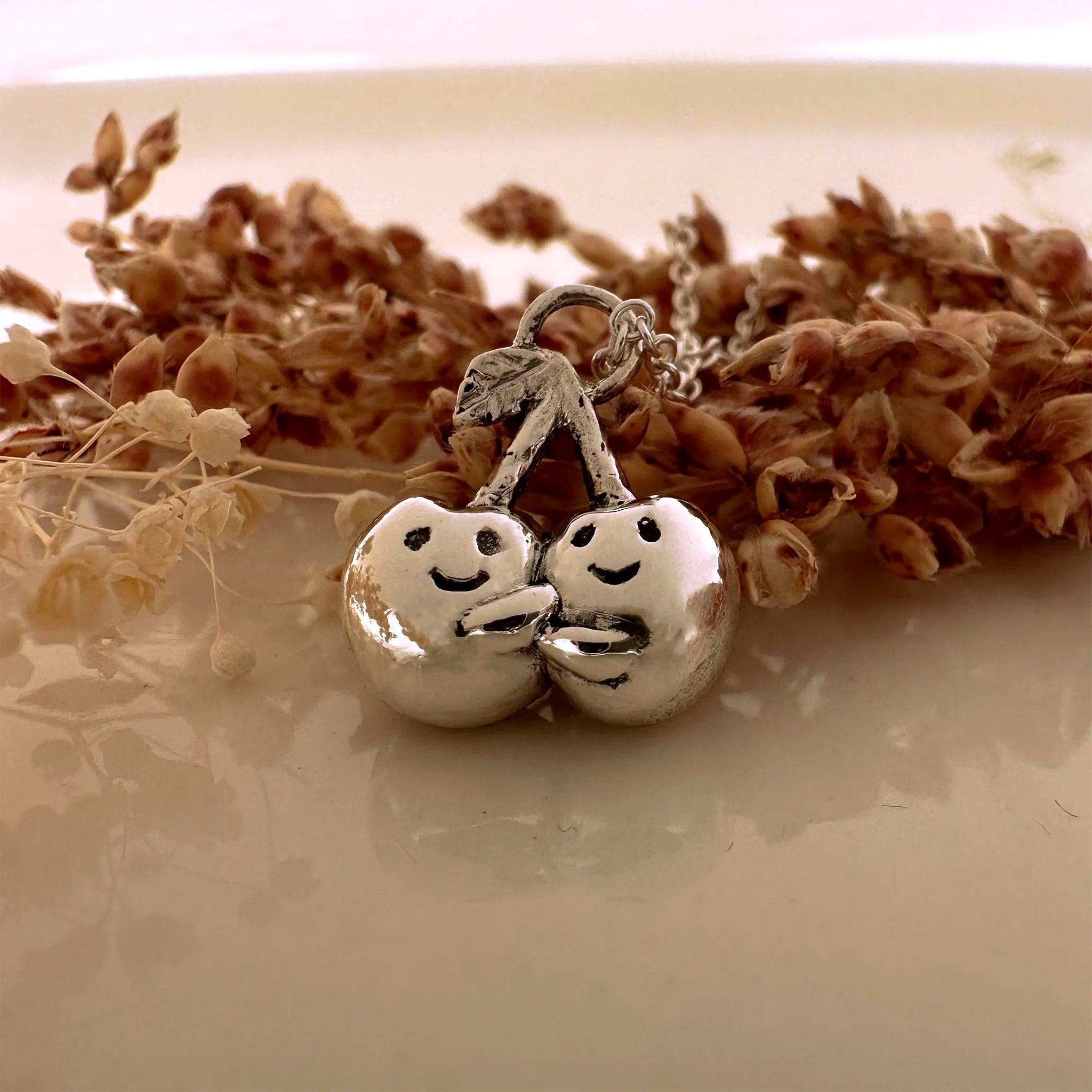 Sara Grace Jewelry ciondolo artigianale in argento 925 a forma di ciliegine – gioiello fatto a mano
