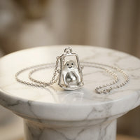 Sara Grace Jewelry ciondolo artigianale in argento 925 avocado sull altalena – gioiello divertente fatto a mano vista laterale