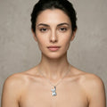 Sara Grace Jewelry - Foto Prodotto Ciondolo Bulldog Argento 925 Indossato con Catenina 40 cm