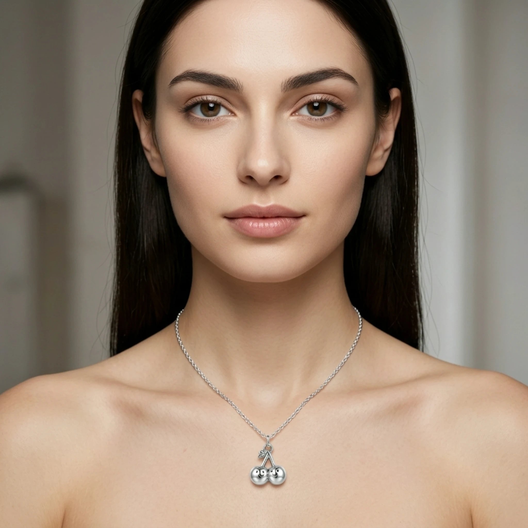 Sara Grace Jewelry - Foto Prodotto Ciondolo Ciliegine Argento 925 Indossato con Catenina 40 cm