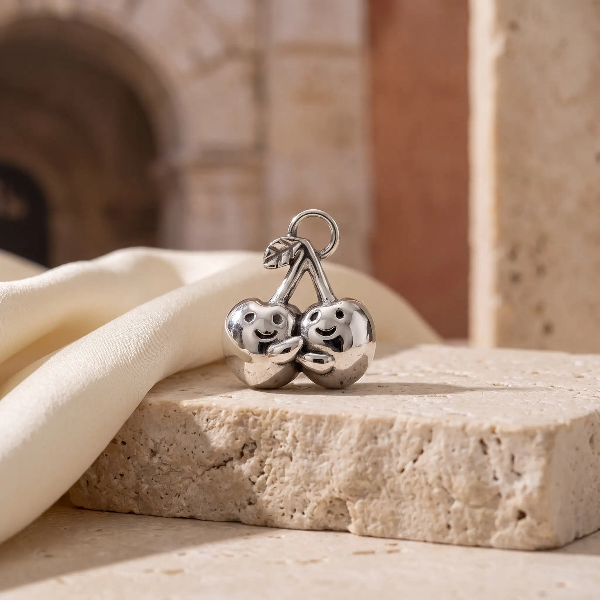 Sara Grace Jewelry ciondolo artigianale in argento 925 a forma di ciliegine – gioiello fatto a mano