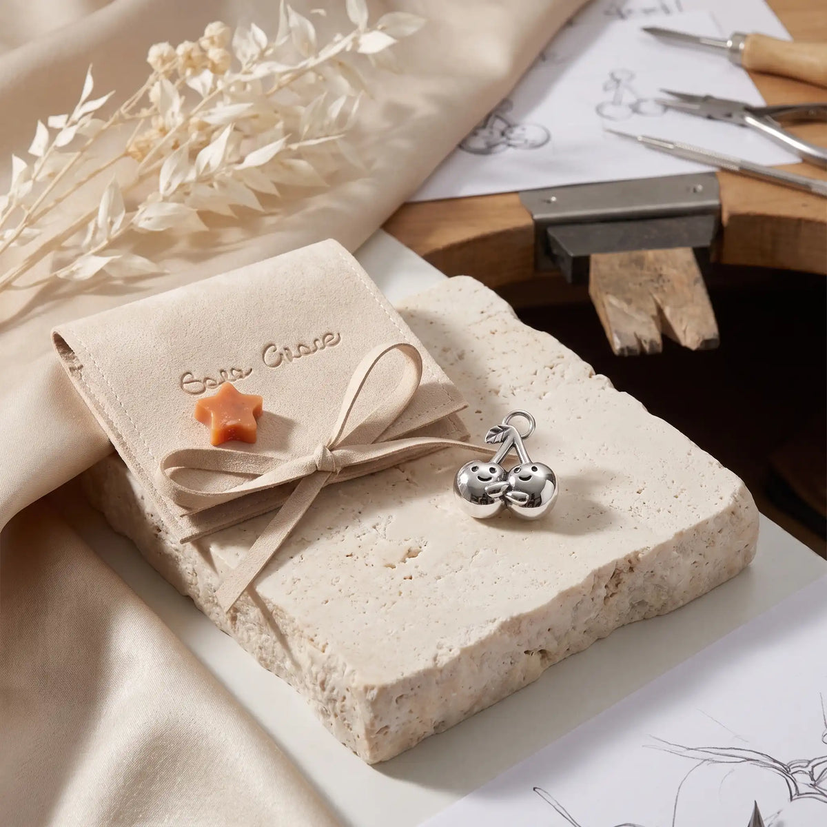 Sara Grace Jewelry ciondolo artigianale in argento 925 a forma di ciliegine – gioiello fatto a mano vista su packaging
