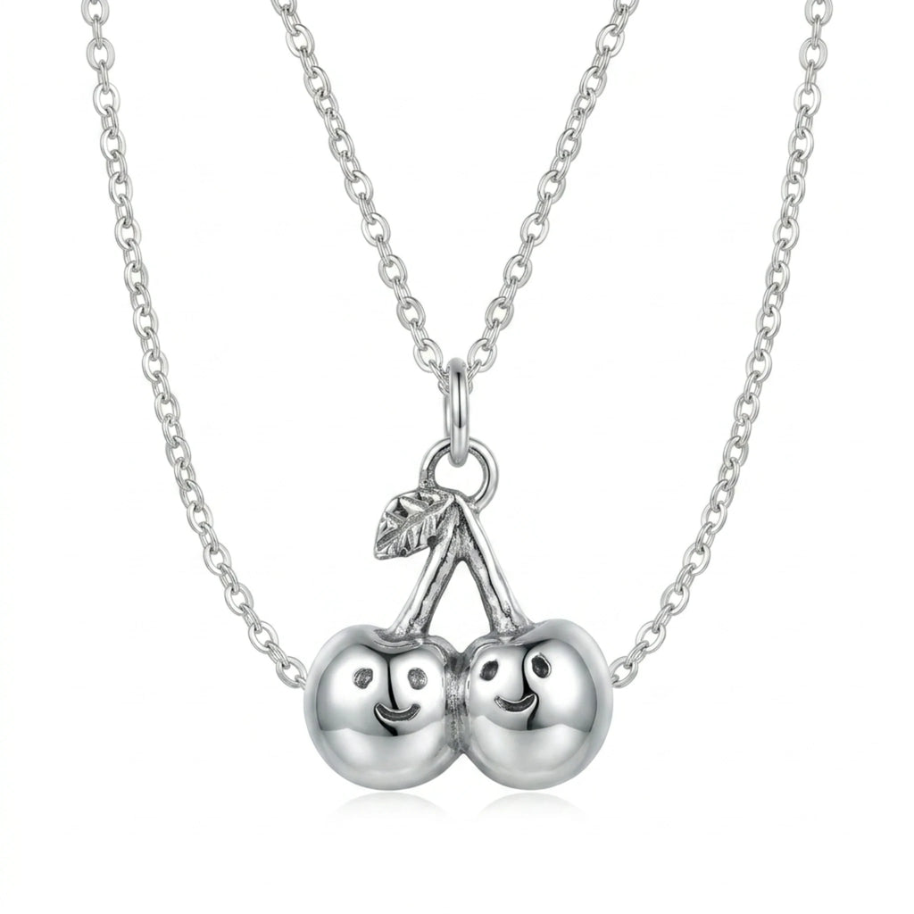 Sara Grace Jewelry - Foto Prodotto Ciondolo Ciliegine Su Sfondo Bianco