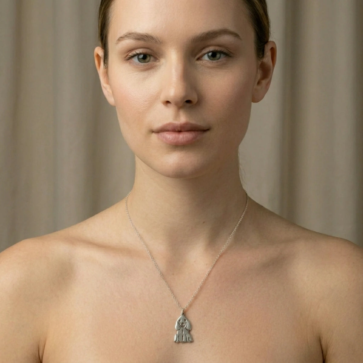Sara Grace Jewelry - Foto Prodotto Ciondolo Cocker Argento 925 Indossato con Catenina 45 cm