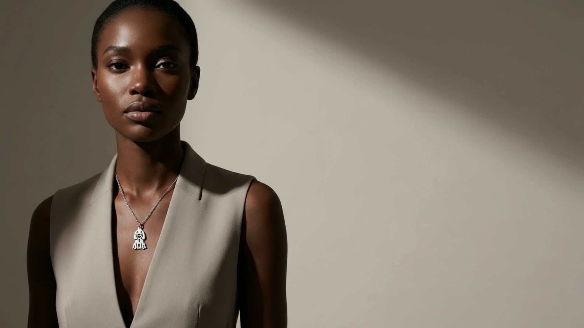 Sara Grace Jewelry - Foto Prodotto Ciondolo Cocker Sacro Per Banner - 16 - 9
