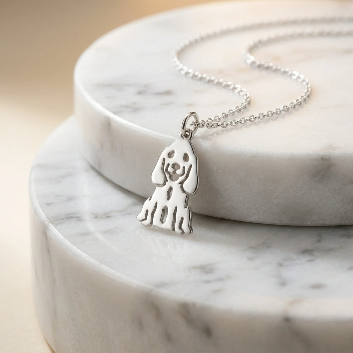 Sara Grace Jewelry ciondolo artigianale in argento 925 a forma di cocker spaniel – gioiello fatto a mano vista laterale