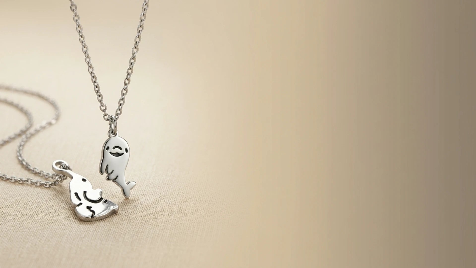 Sara Grace Jewelry - Foto Prodotto Ciondolo Delfino e Elefante Per Banner - 16-9