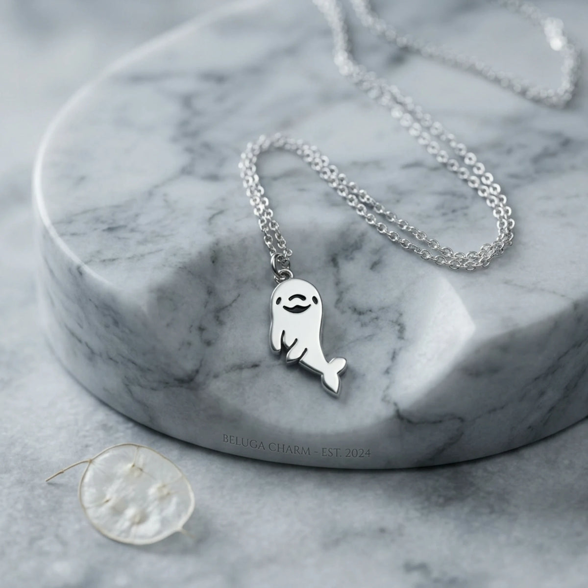 Sara Grace Jewelry ciondolo artigianale in argento 925 a forma di delfino – gioiello fatto a mano vista frontale