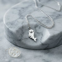 Sara Grace Jewelry ciondolo artigianale in argento 925 a forma di delfino – gioiello fatto a mano vista frontale