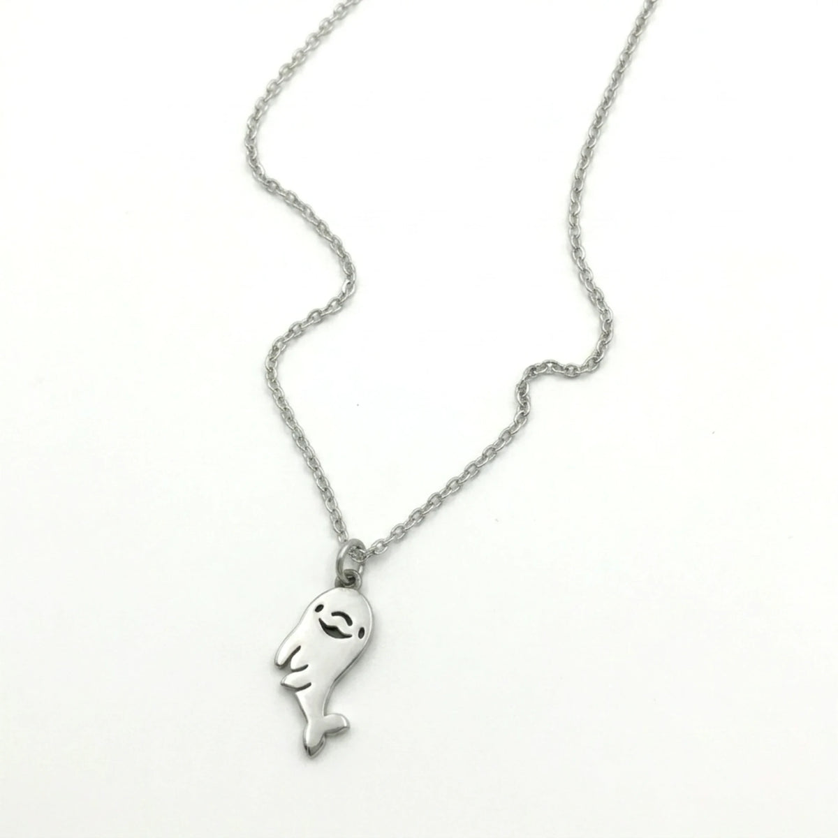 Sara Grace Jewelry - Foto Prodotto Ciondolo Delfino Su Sfondo Bianco