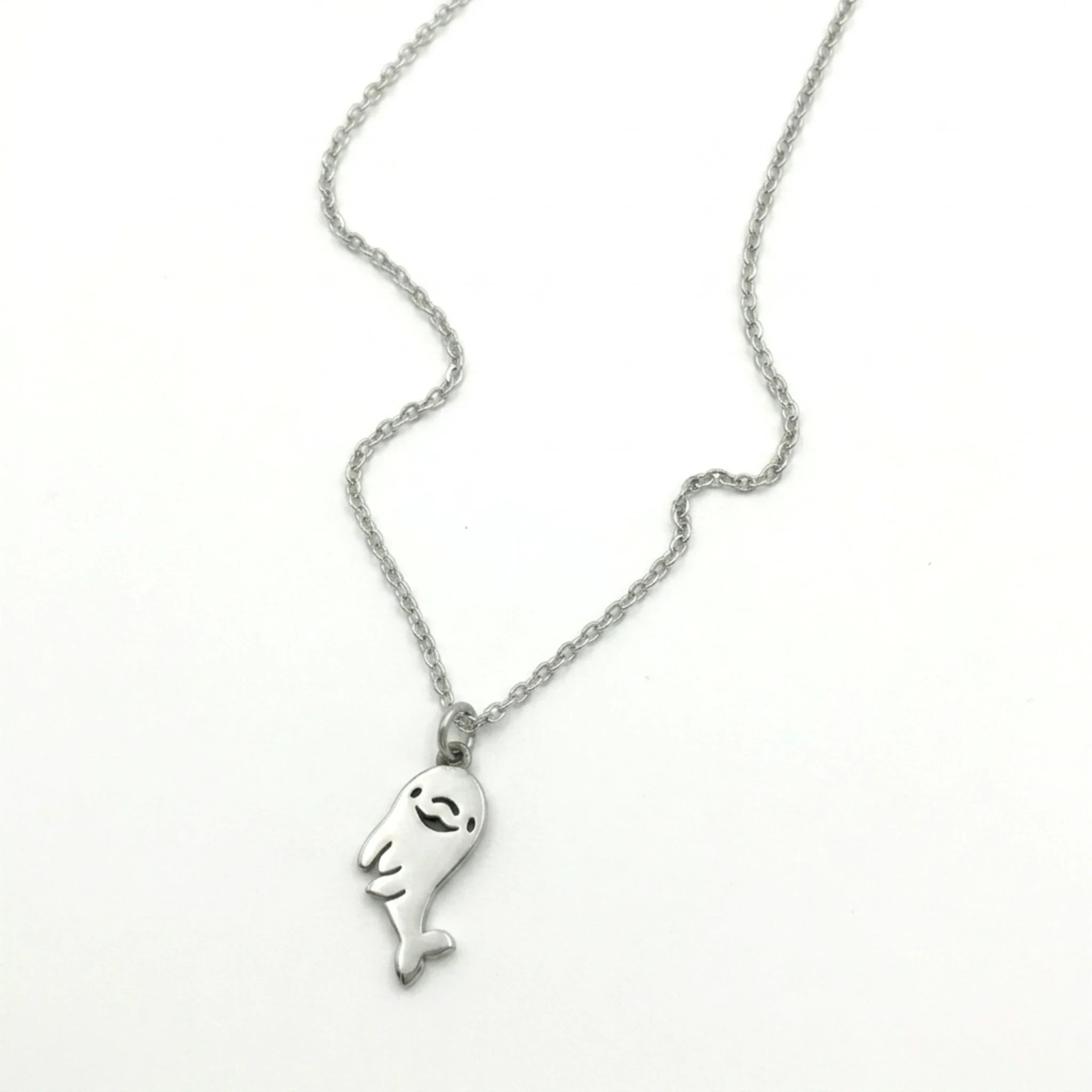 Sara Grace Jewelry - Foto Prodotto Ciondolo Delfino Su Sfondo Bianco
