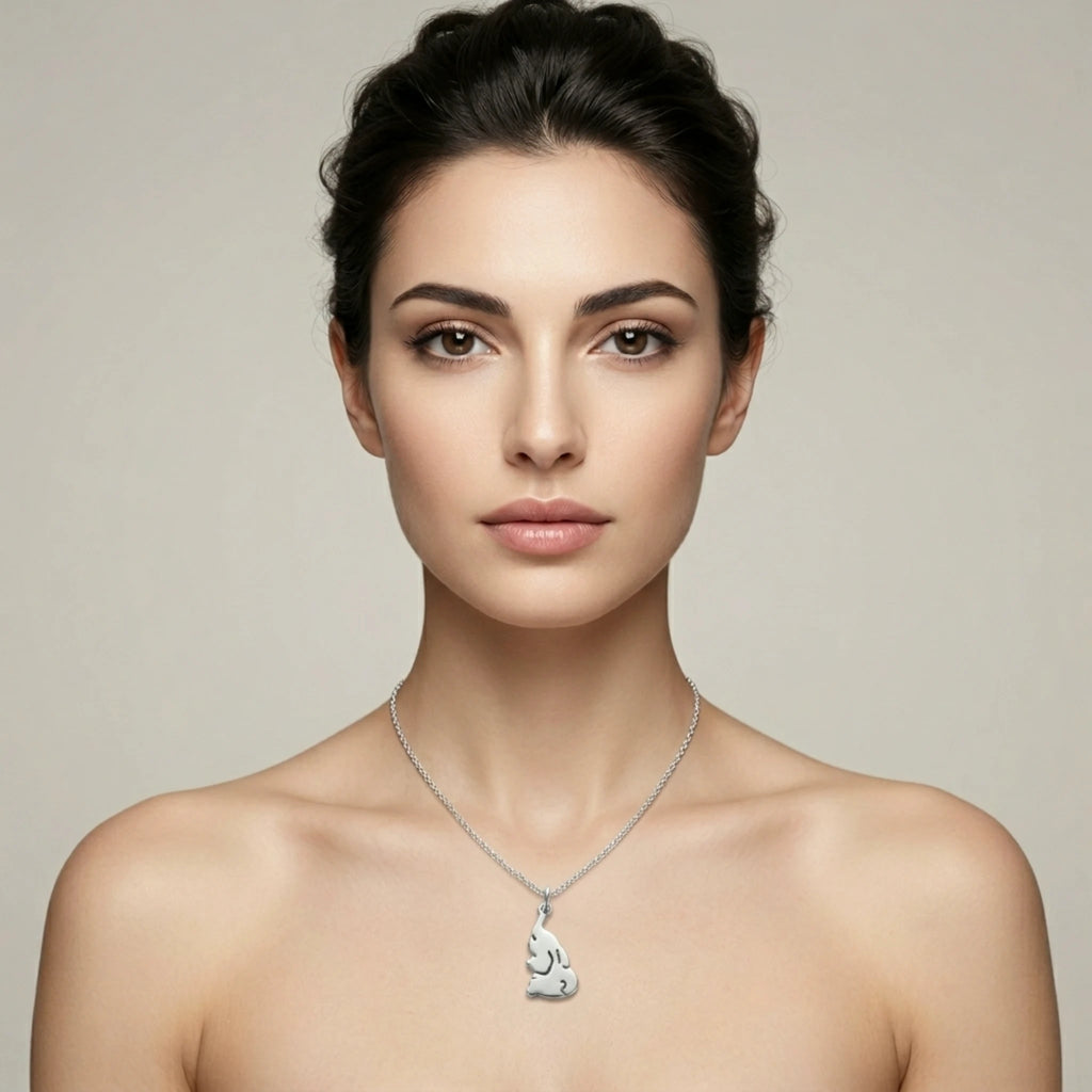 Sara Grace Jewelry - Foto Prodotto Ciondolo Elefantino Argento 925 Indossato con Catenina 40 cm