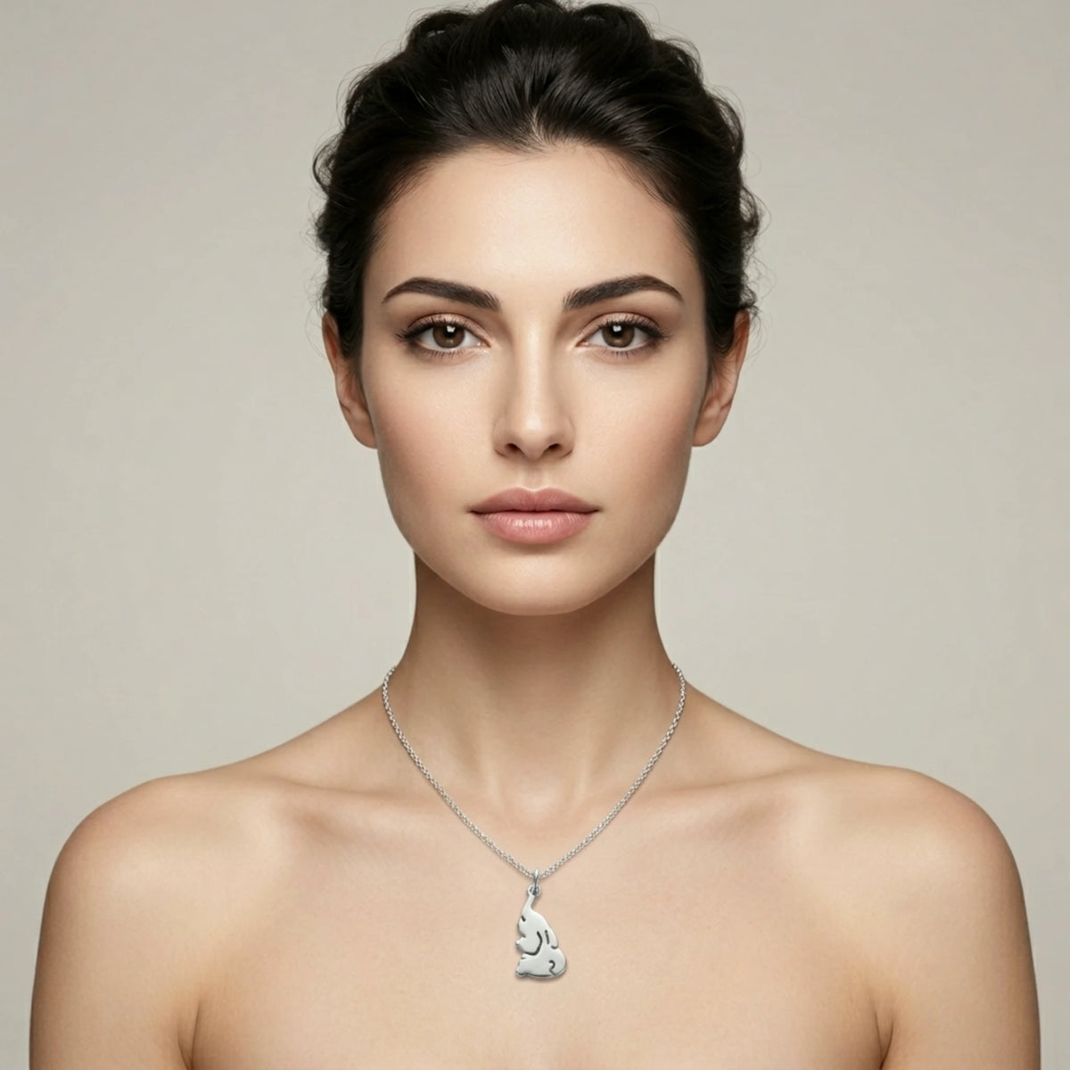 Sara Grace Jewelry - Foto Prodotto Ciondolo Elefantino Argento 925 Indossato con Catenina 40 cm