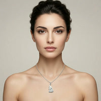 Sara Grace Jewelry - Foto Prodotto Ciondolo Elefantino Argento 925 Indossato con Catenina 40 cm