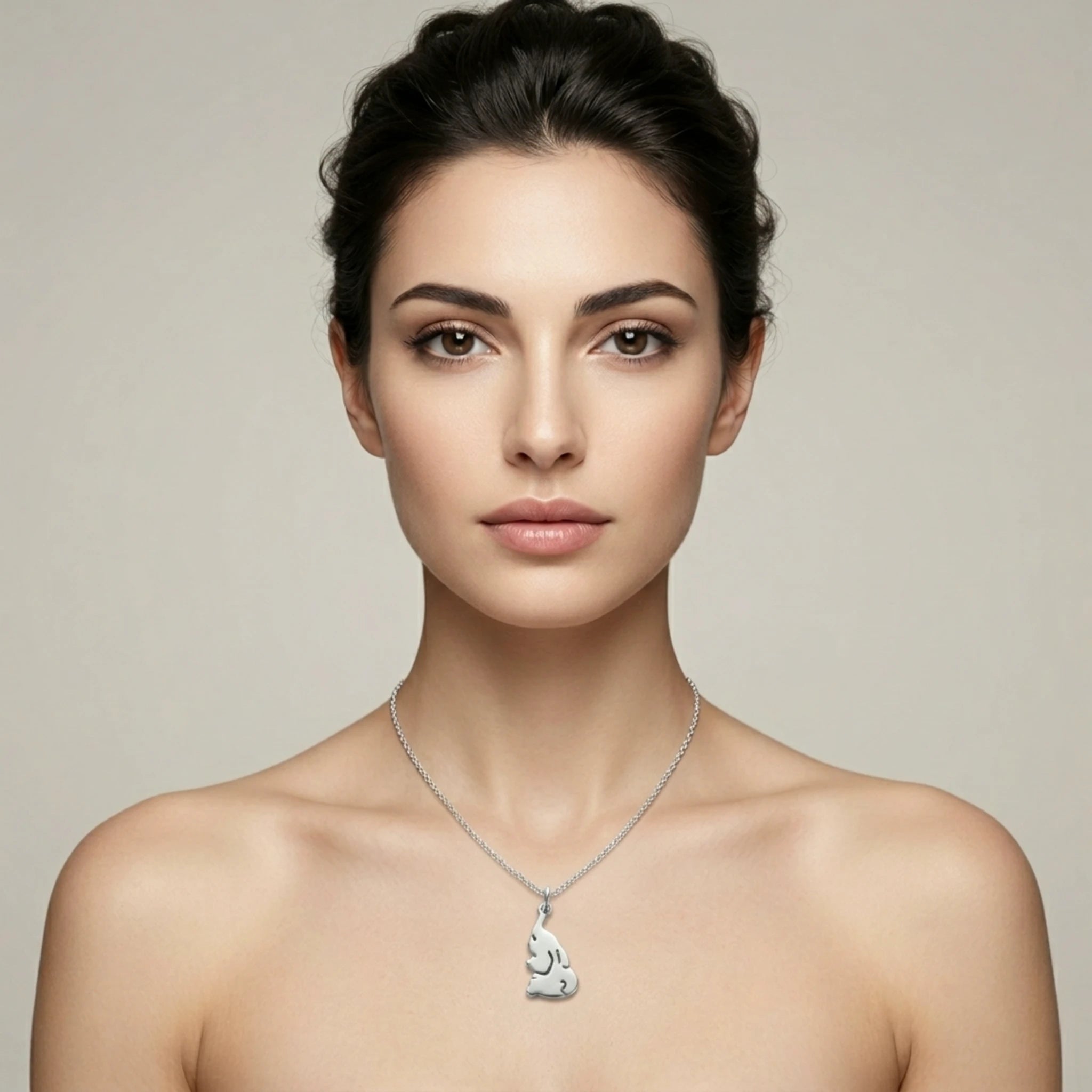 Sara Grace Jewelry - Foto Prodotto Ciondolo Elefantino Argento 925 Indossato con Catenina 40 cm