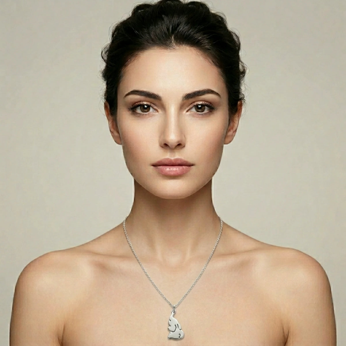Sara Grace Jewelry - Foto Prodotto Ciondolo Elefante Argento 925 Indossato con Catenina 45 cm