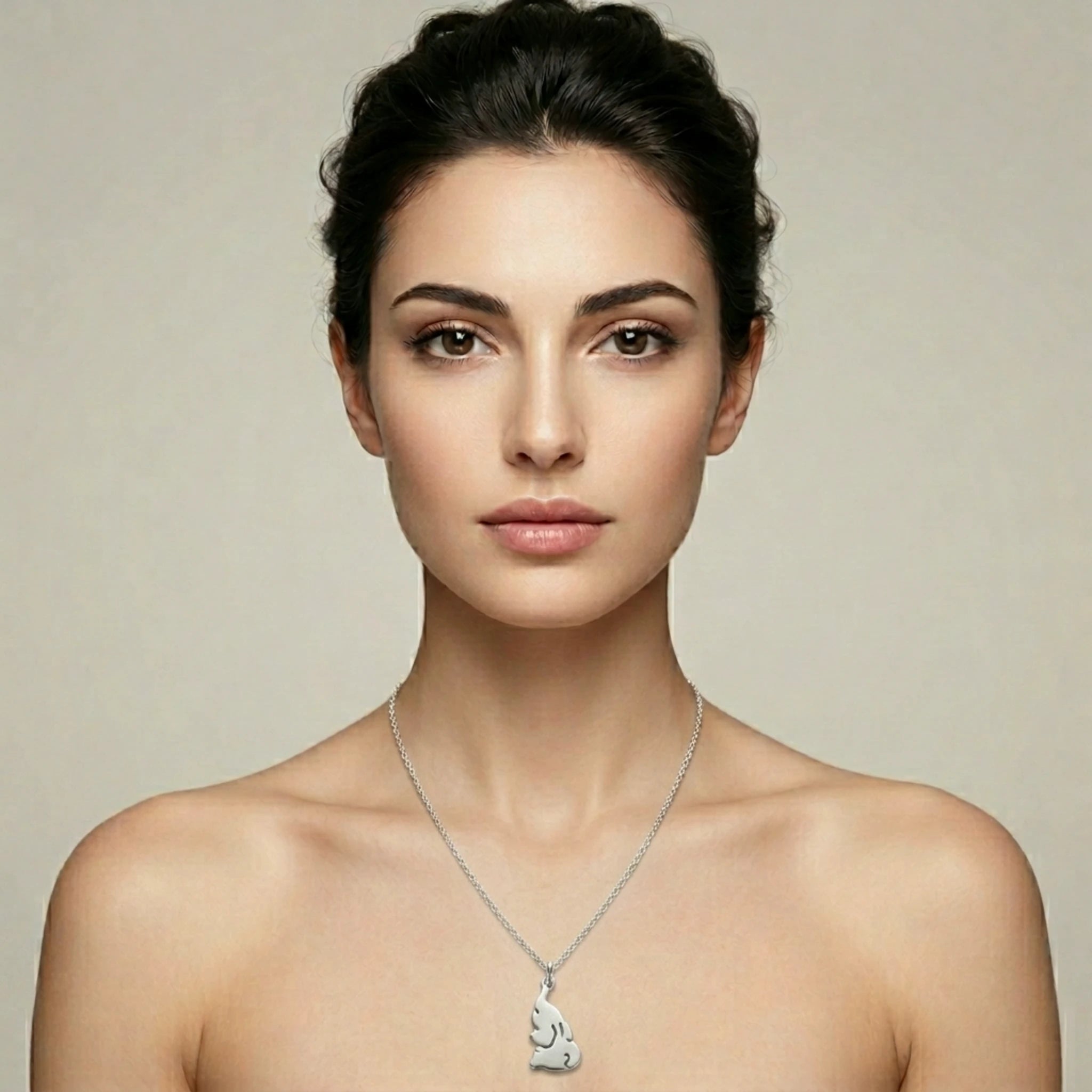 Sara Grace Jewelry - Foto Prodotto Ciondolo Elefante Argento 925 Indossato con Catenina 45 cm
