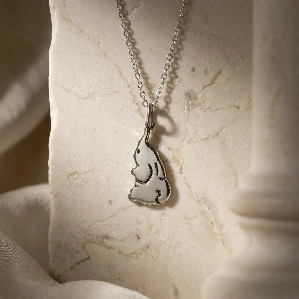 Sara Grace Jewelry ciondolo artigianale in argento 925 a forma di elefante – gioiello fatto a mano posizione laterale