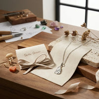 Sara Grace Jewelry ciondolo artigianale in argento 925 a forma di elefante – gioiello fatto a mano su packaging