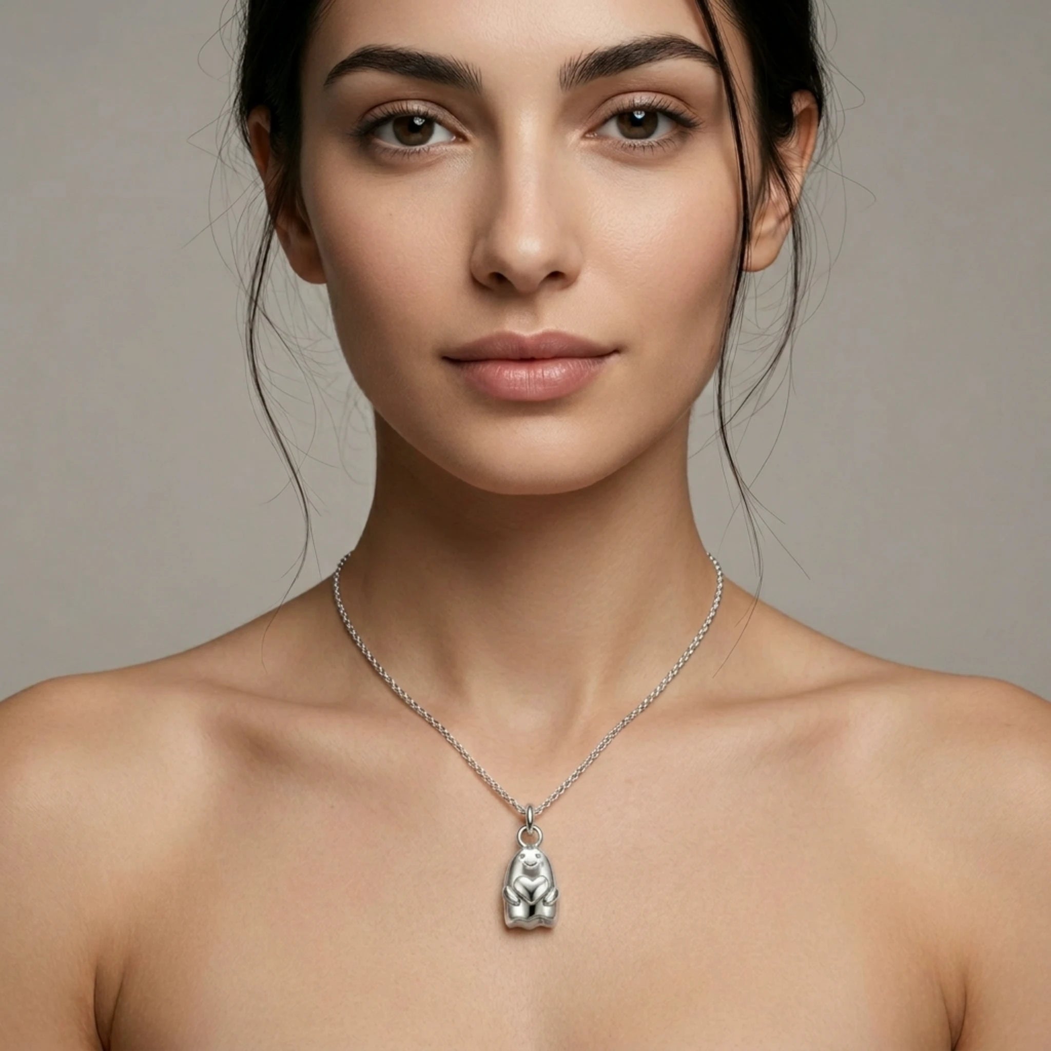 Sara Grace Jewelry - Foto Prodotto Ciondolo Fantasmino Argento 925 Indossato con Catenina 40 cm