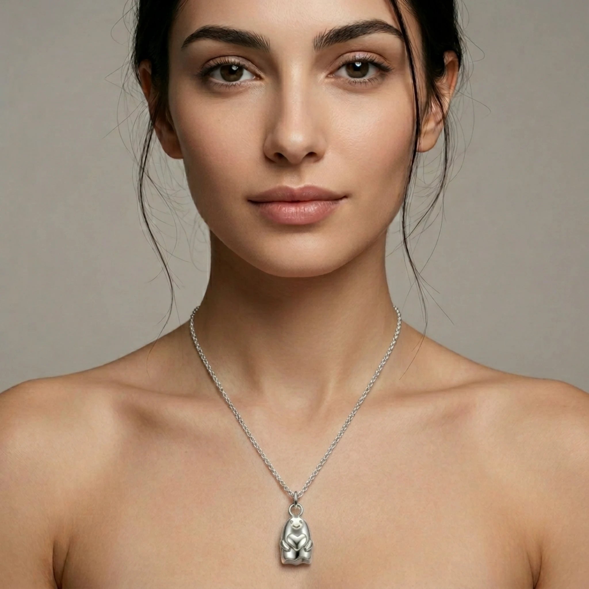 Sara Grace Jewelry - Foto Prodotto Ciondolo Fantasmino Argento 925 Indossato con Catenina 45 cm