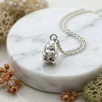 Sara Grace Jewelry ciondolo artigianale in argento 925 a forma di fantasma – gioiello Halloween fatto a mano vista laterale
