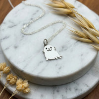 Sara Grace Jewelry ciondolo artigianale in argento 925 a forma di foca – gioiello fatto a mano vista laterale