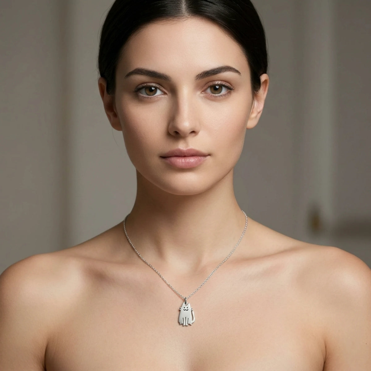Sara Grace Jewelry - Foto Prodotto Ciondolo Gatto Argento 925 Indossato con Catenina 40 cm