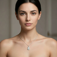 Sara Grace Jewelry - Foto Prodotto Ciondolo Gatto Argento 925 Indossato con Catenina 40 cm