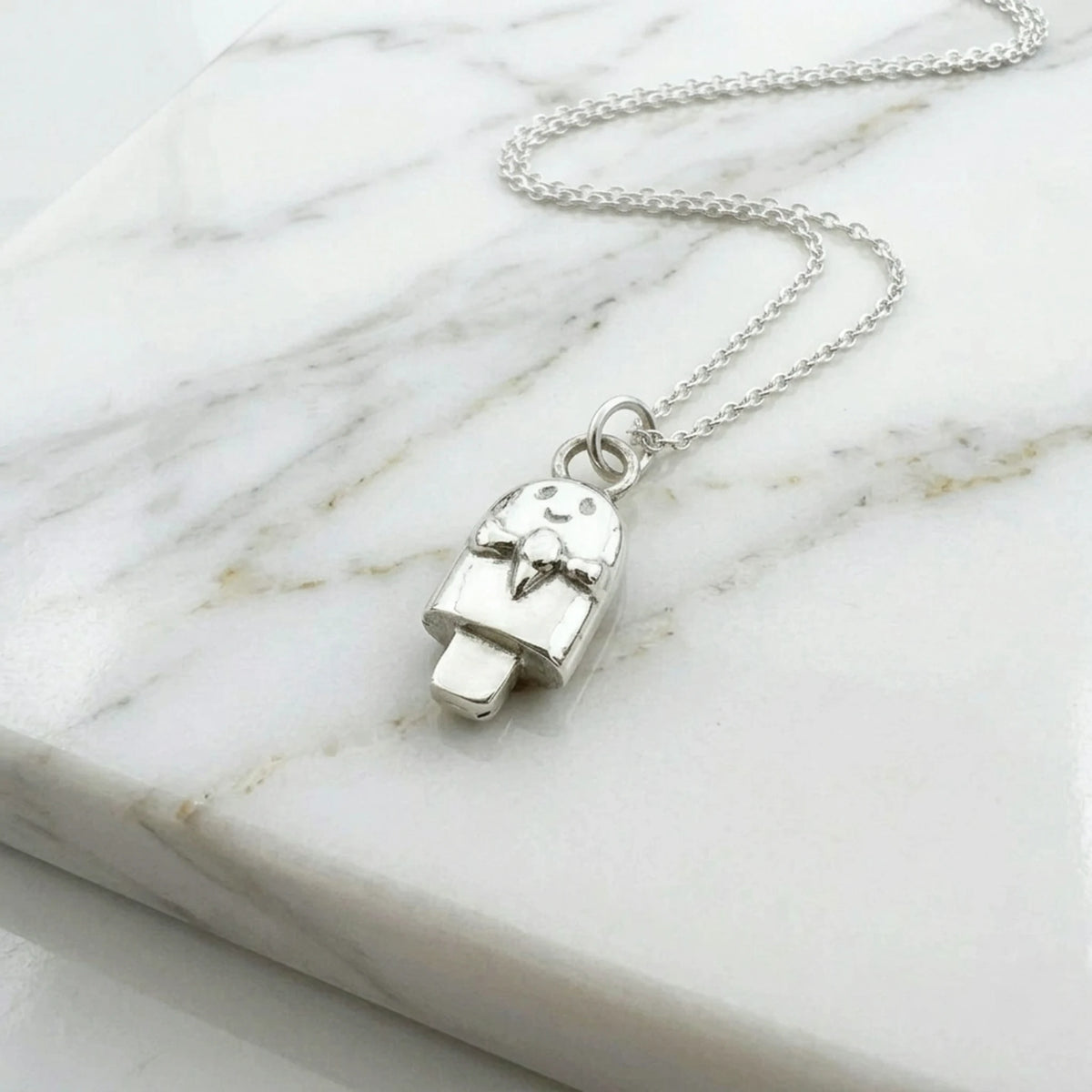 Sara Grace Jewelry ciondolo artigianale in argento 925 a forma di ghiacciolo – gioiello estivo fatto a mano vista laterale