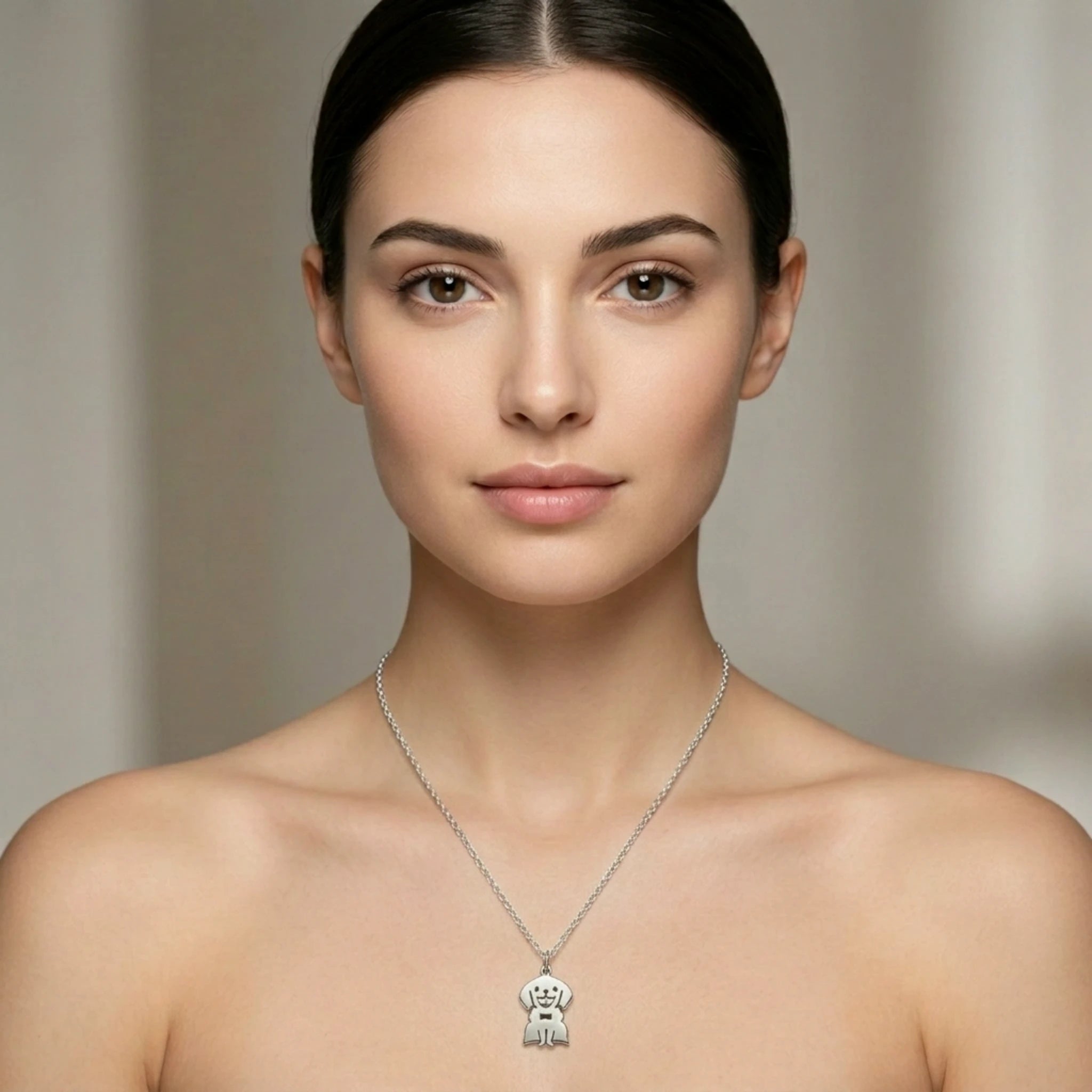 Sara Grace Jewelry - Foto Prodotto Ciondolo Labrador Argento 925 Indossato con Catenina 45 cm