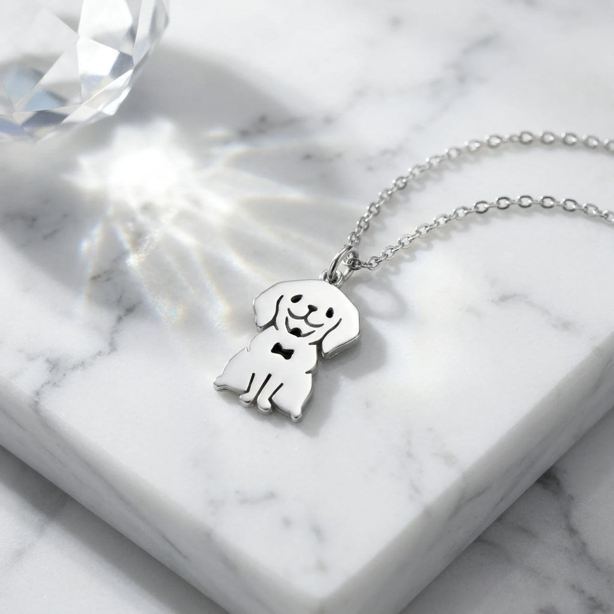 Sara Grace Jewelry ciondolo artigianale in argento 925 a forma di labrador – gioiello fatto a mano vista laterale