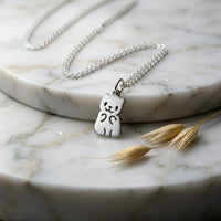 Sara Grace Jewelry ciondolo artigianale in argento 925 a forma di panda – gioiello fatto a mano vista laterale