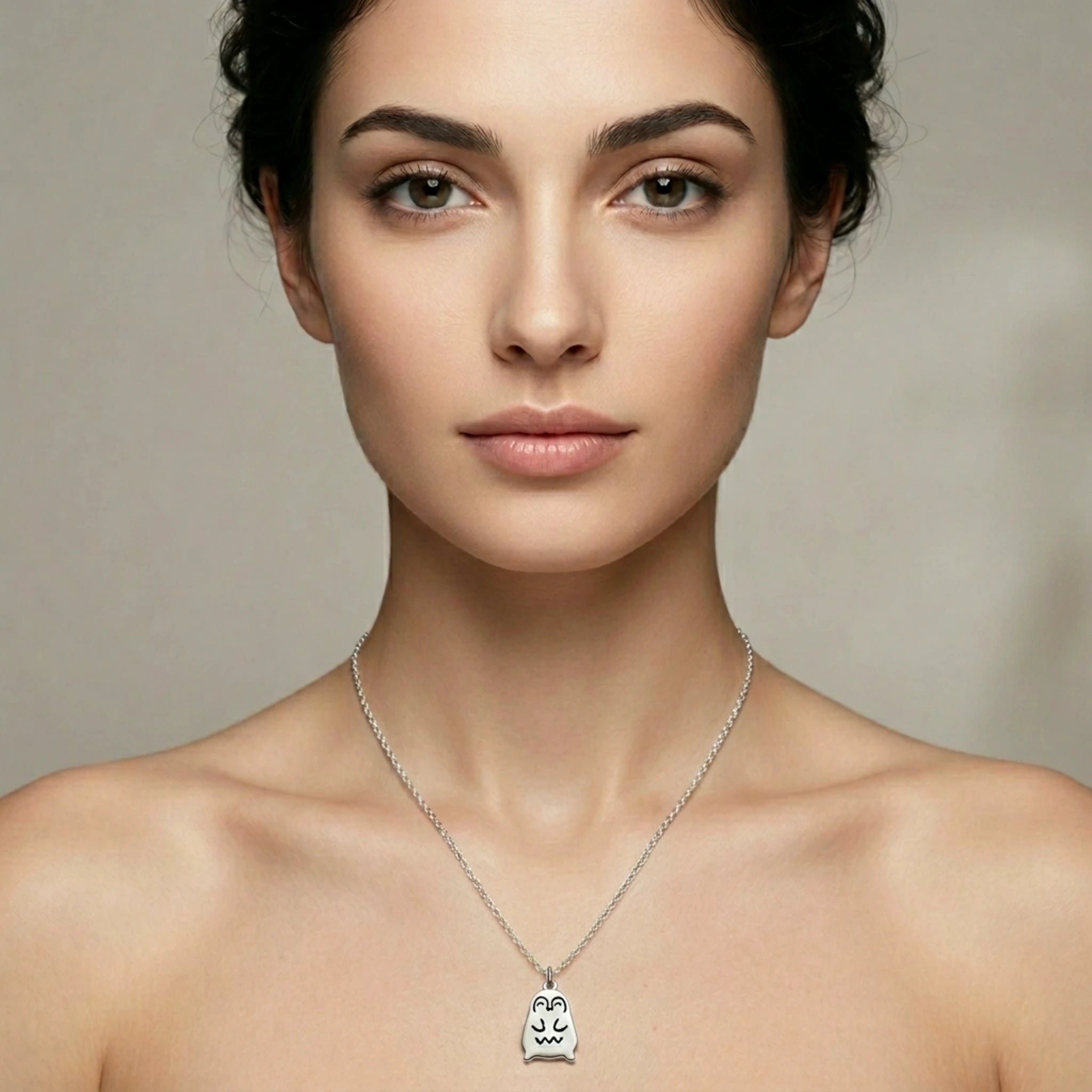 Sara Grace Jewelry - Foto Prodotto Ciondolo Pinguino Argento 925 Indossato con Catenina 45 cm