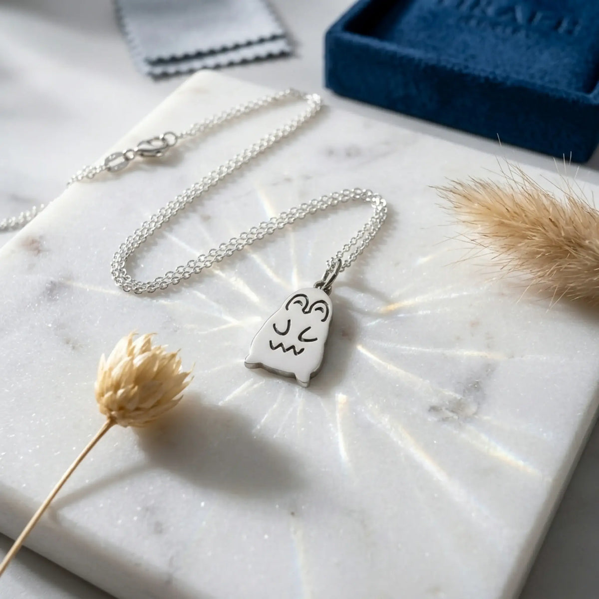 Sara Grace Jewelry ciondolo artigianale in argento 925 a forma di pinguino – gioiello fatto a mano vista laterale