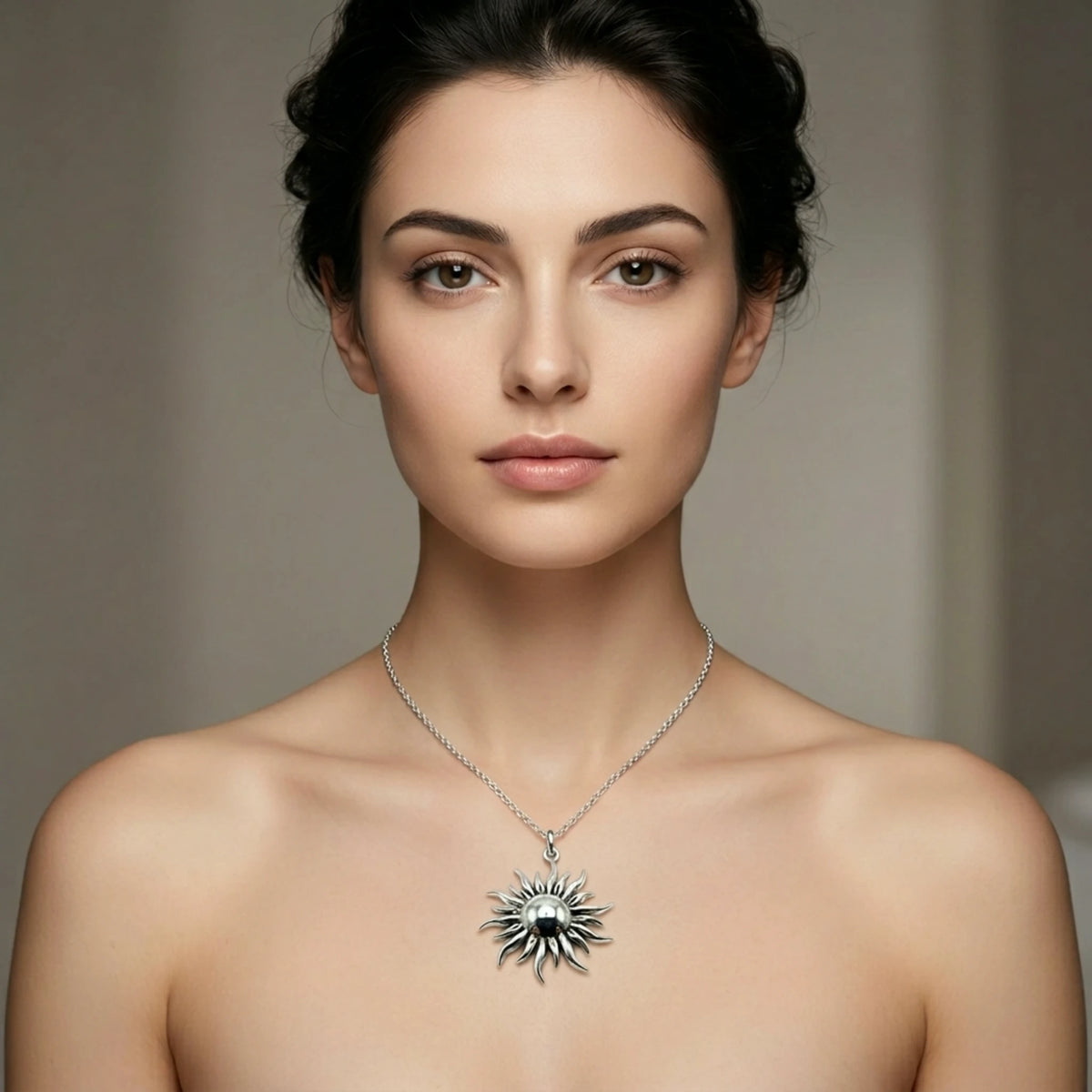 Sara Grace Jewelry - Foto Prodotto Ciondolo Sole Argento 925 Indossato con Catenina 40 cm