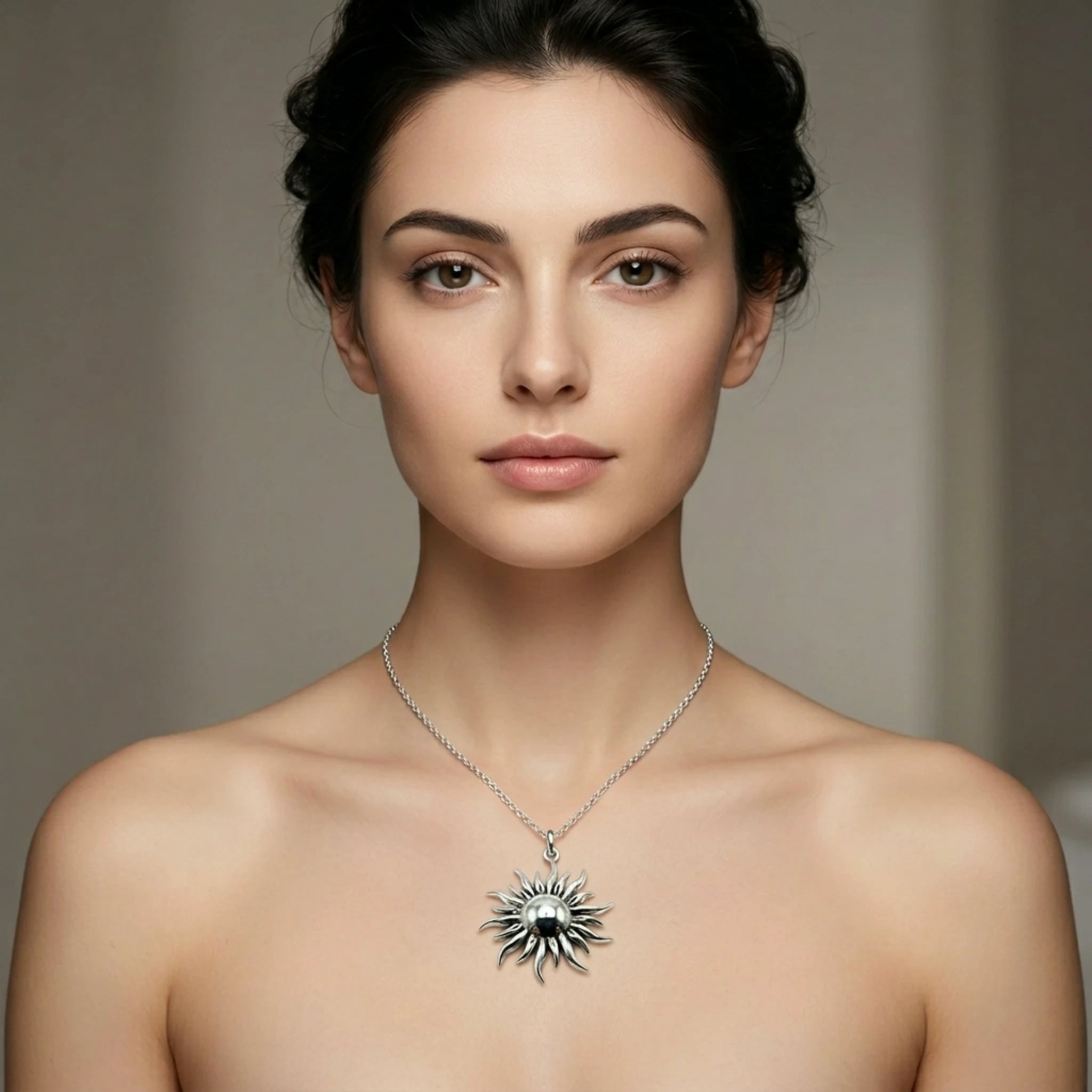 Sara Grace Jewelry - Foto Prodotto Ciondolo Sole Argento 925 Indossato con Catenina 40 cm