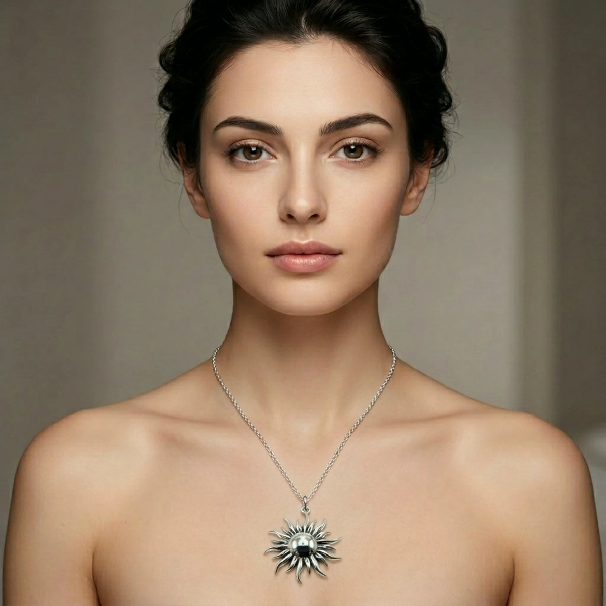 Sara Grace Jewelry - Foto Prodotto Ciondolo Sole Argento 925 Indossato con Catenina 45 cm