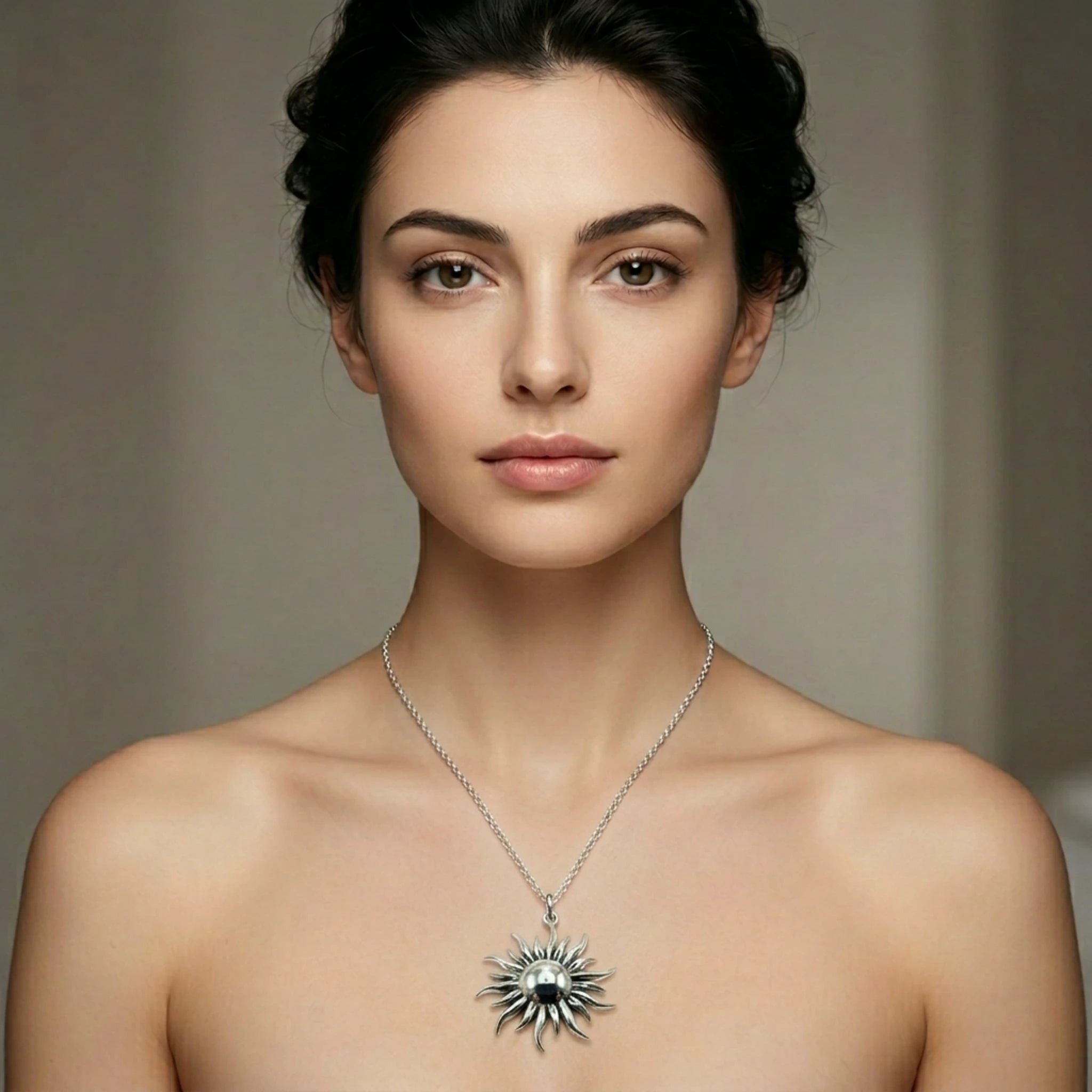 Sara Grace Jewelry - Foto Prodotto Ciondolo Sole Argento 925 Indossato con Catenina 45 cm