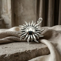 Sara Grace Jewelry ciondolo in argento 925 sole dettaglio frontale – gioiello estivo artigianale