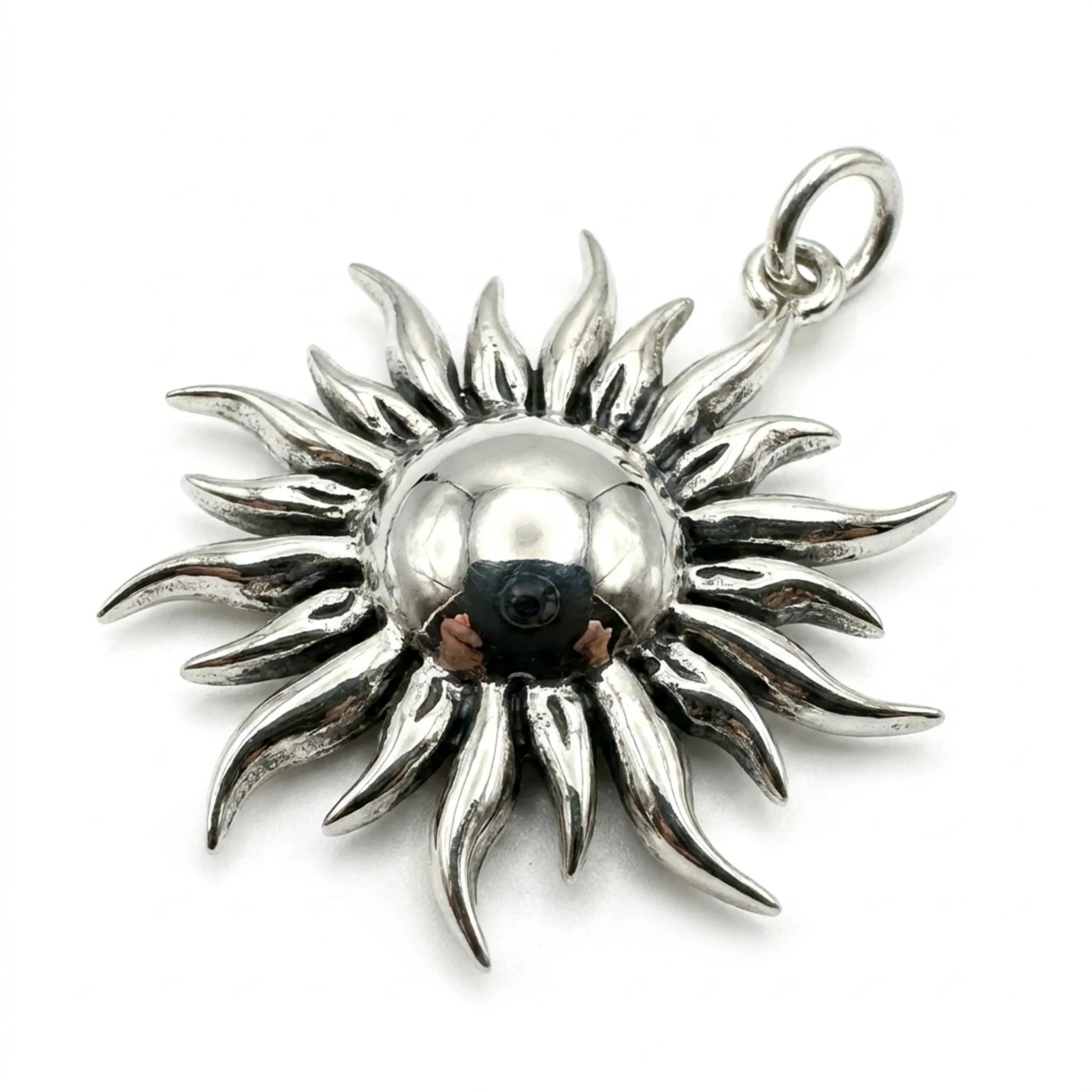 Sara Grace Jewelry - Foto Prodotto Ciondolo Sole Su Sfondo Bianco