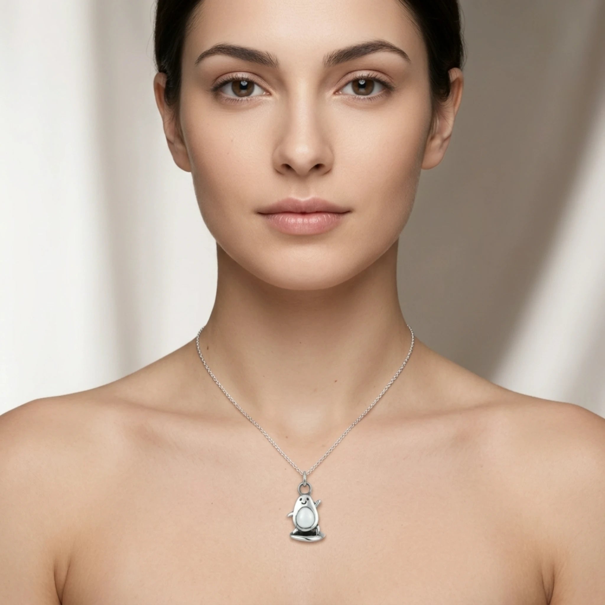Sara Grace Jewelry - Foto Prodotto Ciondolo Surfavocado Argento 925 Indossato con Catenina 40 cm
