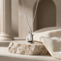 Sara Grace Jewelry ciondolo artigianale in argento 925 avocado che fa surf – gioiello divertente fatto a mano