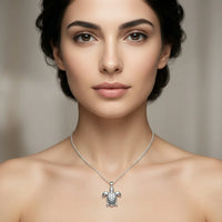 Sara Grace Jewelry - Foto Prodotto Ciondolo Tartarughina Argento 925 Indossato con Catenina 40 cm