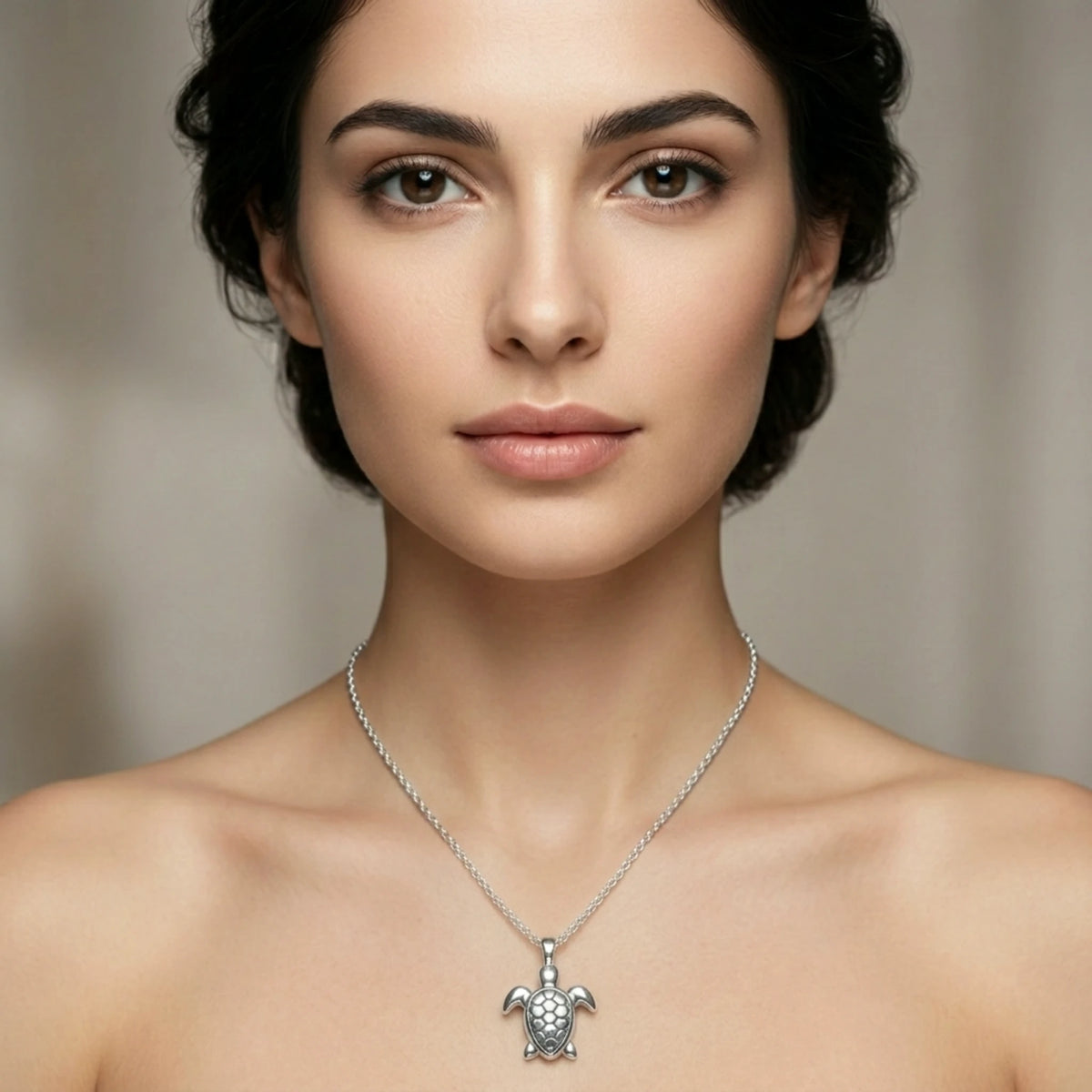 Sara Grace Jewelry - Foto Prodotto Ciondolo Tartarughina Argento 925 Indossato con Catenina 45 cm